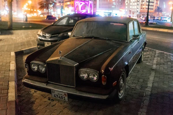 Very Old Dusty Aubergine Colored Executive Car Parked Sidewalk Night — Stock Photo, Image