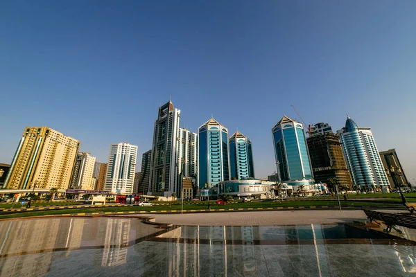 Mavi camlı uzun ve güzel gökdelenlerin panoramik manzarası (124); BİRLİK ARAB EMIRATES, SHARJAH - 17 Ekim 2017.