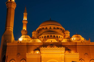 Akşamları caminin çatısı, zengin, sarı bir renk (124) ile vurgulanır; BİRLİK ARAB EMIRATES, SHARJAH - 17 EKİM 2017.