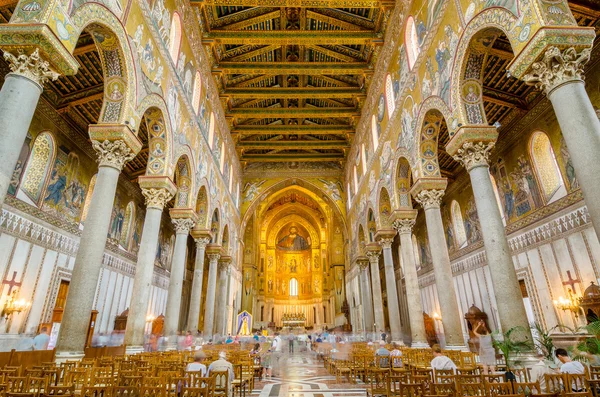 Innenraum der Kathedrale von Montreale oder Duomo di Monreale in der Nähe von Palermo, Sizilien, Italien. — Stockfoto