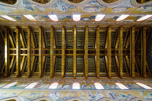 Teto na Catedral de Montreale ou Duomo di Monreale perto de Palermo, Sicília, Itália . — Fotografia de Stock