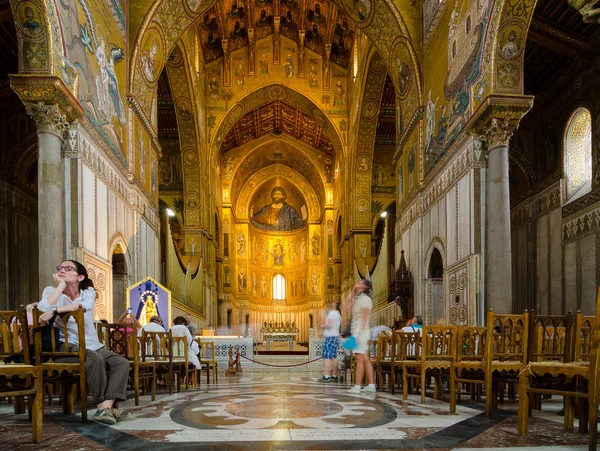 Интерьер кафедрального собора Монреале или Дуомо ди Монреале недалеко от Палермо, Сицилия, Италия . — стоковое фото