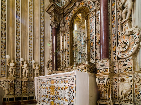 Interior de la Catedral de Montreale o Duomo di Monreale cerca de Palermo, Sicilia, Italia . —  Fotos de Stock