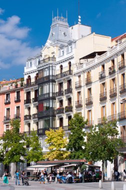 Turistler Plaza de Isabel II. Madrid, İspanya.