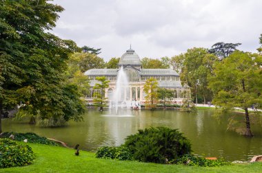Buen Retiro Parkı 'ndaki Kristal Saray, Madrid, İspanya.