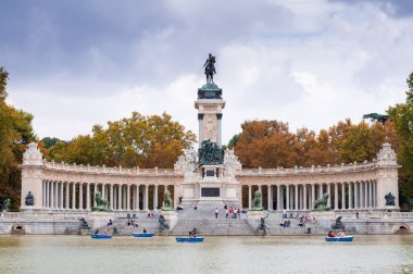 Kral Alfonso XII anıt. Buen Retiro Park, Madrid, İspanya.