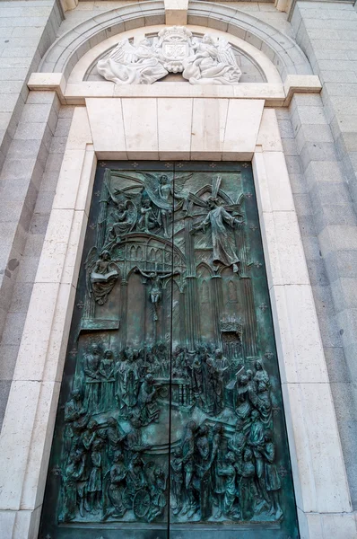 Porta de bronze ornamentada da Catedral de Almudena em Madrid, Espanha . — Fotografia de Stock