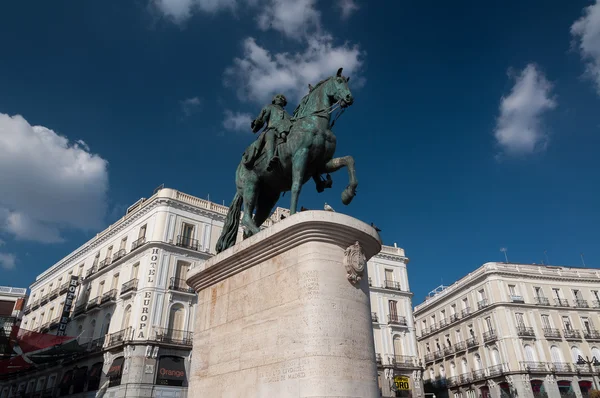 Estátua equestre de Carlos III na Praça Plaza del Sol em Madri — Fotografia de Stock