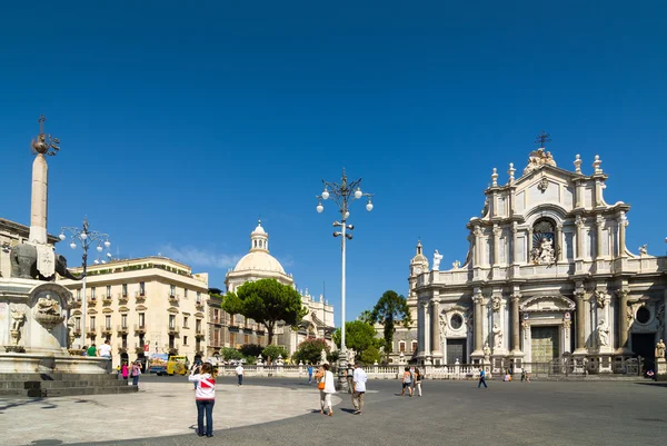Cathedral Square, Fountain Elephant and Catania duomo. Sicily. — Stock Photo, Image