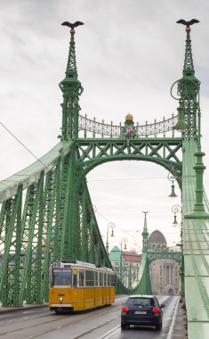 Budapeşte, Macaristan 'daki Özgürlük Köprüsü' nde sarı tramvay..