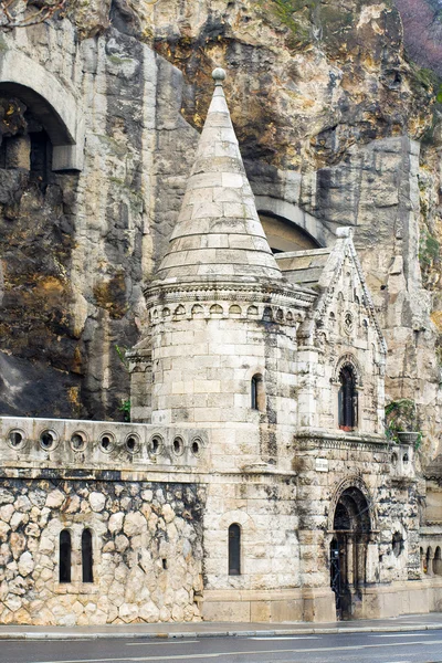 La Iglesia de las Cuevas en el Cerro Gellert en Budapest, Hungría . — Foto de Stock
