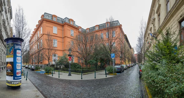 Panoramablick auf reviczky utca - straße in budapest, ungarn. — Stockfoto