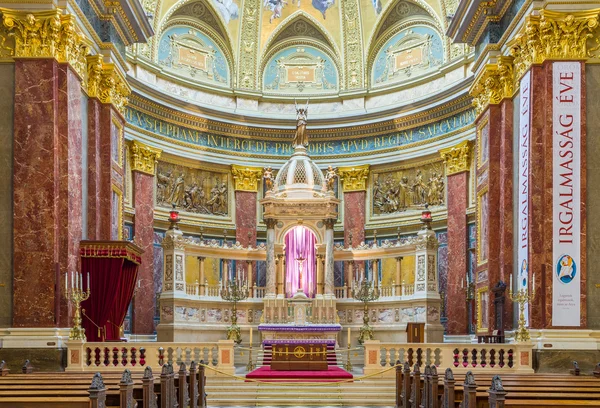 Interior of the roman catholic church St. Stephen's Basilica. — Stock Photo, Image