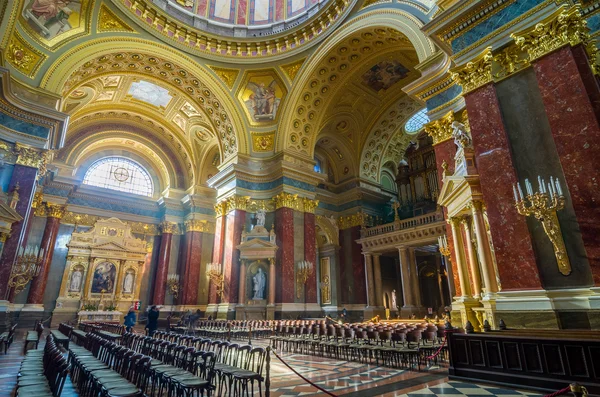 Interiören i kyrkan St Stephen ' s Basilica i Budapest. — Stockfoto