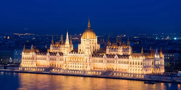 A magyar Parlament épülete. Népszerű mérföldkő Budapest. — Stock Fotó