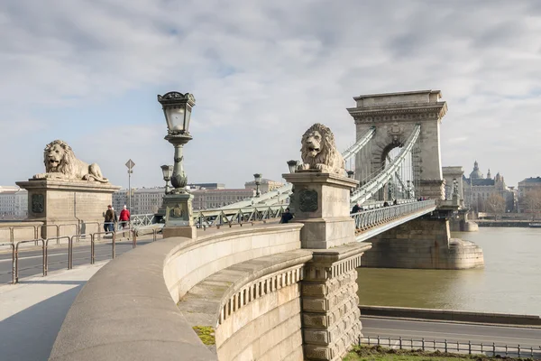 Die Szechenyi Kettenbrücke in Budapest, Ungarn. — Stockfoto