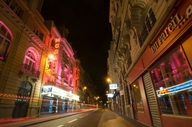 Trafik ışıkları ve tiyatro Megador, Paris gece görünümü.