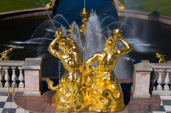 Tritón y la Gran Cascada de Peterhof y el Canal del Mar —  Fotos de Stock