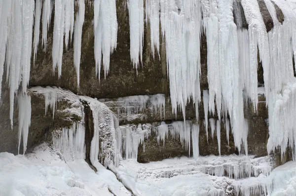 Gefrorener schöner Wasserfall im Winter — Stockfoto