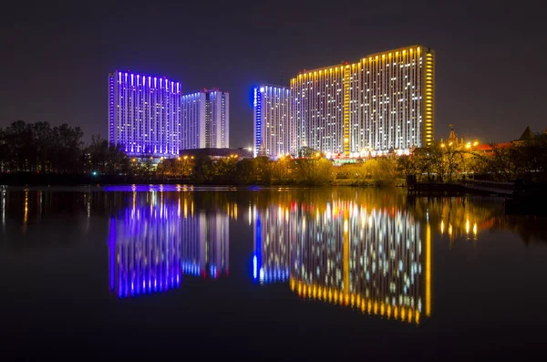 Éjszakai város. A Izmailovo Hotel, Moszkva, Oroszország — Stock Fotó