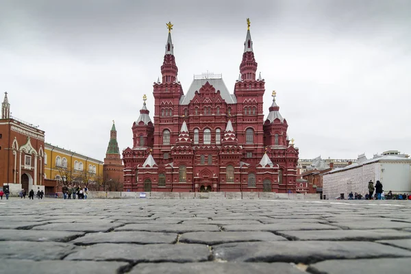 Edificio del museo histórico de Moscú en la Plaza Roja, Rusia . — Foto de Stock