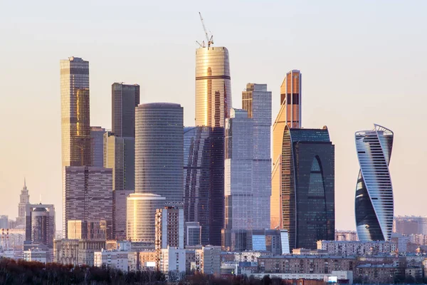 Moskva internationella businesscenter i kvällen. — Stockfoto