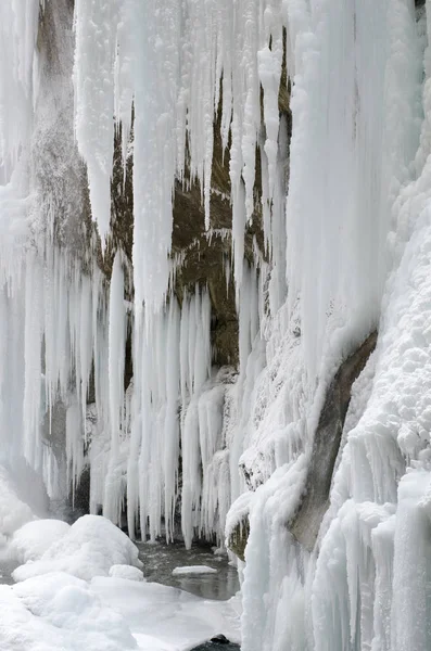 Gefrorener schöner Wasserfall im Winter — Stockfoto