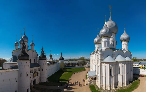 Rostov Kremlin. Cúpulas da Catedral da Assunção . — Fotografia de Stock