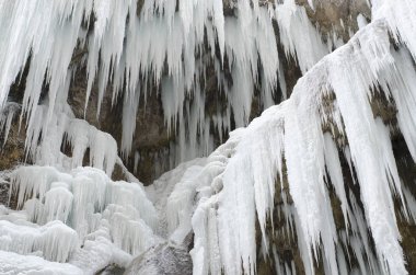 Kışın donmuş güzel şelale