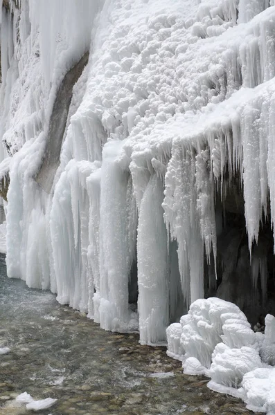Gefrorener schöner Wasserfall im Winter — Stockfoto