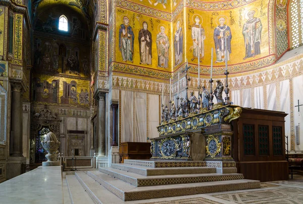 Церковь внутри. Католическая церковь Монреале, Палермо, Сицилия, Италия . — стоковое фото