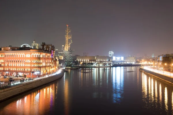 Moscow river at night and monument to Peter the Great. — Stock Photo, Image