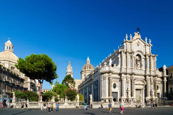 Piazza Duomo e Cattedrale di Santa Agata. Catania, Sicilia, Italia — Foto Stock