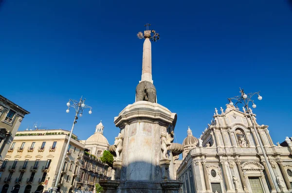 Piazza Duomo en de kathedraal van Santa Agatha. Catania, Sicilië, Italië — Stockfoto