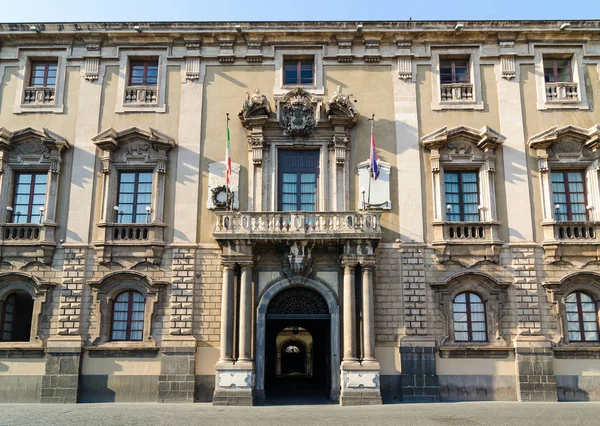 Praça da Catedral com edifício da Câmara Municipal em Catania, Sicília, Itália . — Fotografia de Stock