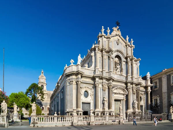 Piazza Duomo and Cathedral of Santa Agatha. Catania, Sicily, Ita — Stock Photo, Image