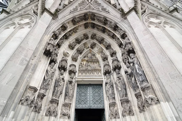 Ingången till Kölnerdomen. Siffror av heliga på fasaden. — Stockfoto