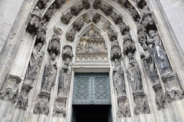 Eingang zum Kölner Dom. Heiligenfiguren an der Fassade. — Stockfoto