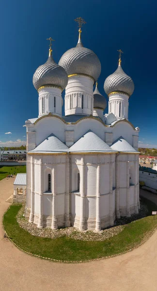 Rostov Cremlino. Cupole della Cattedrale dell'Assunzione . — Foto Stock