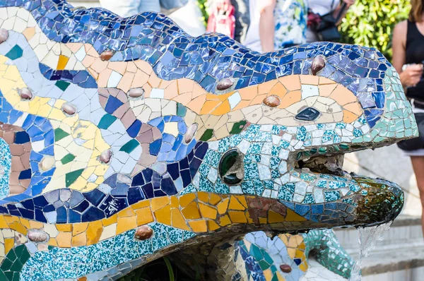 Flerfärgad mosaik drake fontän i den Park Guell. Barcelona, Spanien. — Stockfoto