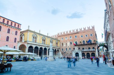 Piazza dei sinyorlar Dante Alighieri Verona heykeli ile