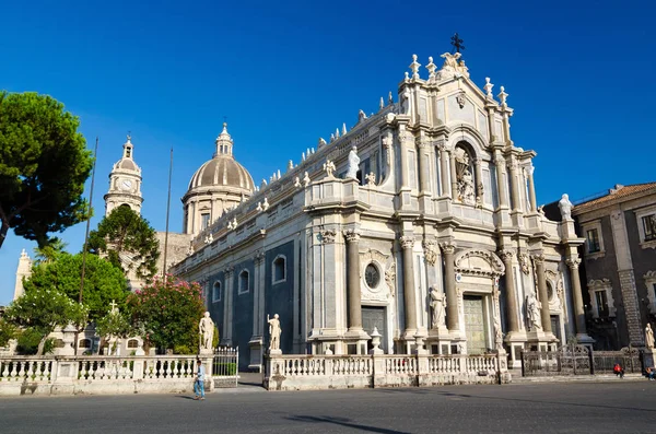 Piazza Duomo and Cathedral of Santa Agatha. Catania, Sicily, Italy — Stock Photo, Image