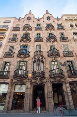 Evin cephe Casa Calvet, Antonio Gaudi tarafından tasarlanmış. Barcelona, İspanya.