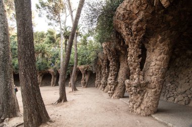 Sütunlu yol, Park Guell, Barcelona, İspanya.