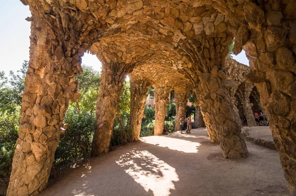 Sütunlu patika yolun viyadük, Park Guell altında.
