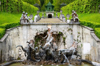 Art arda sıralı, Neptün Çeşmesi ve köşk. Linderhof Palace, Bavyera, Almanya.