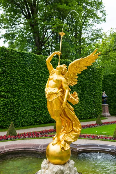 リンダーホーフ城の側の庭の噴水の天使. — ストック写真