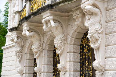 Ana binanın Atlas heykel destekleyici balkon. Linderhof Palace.