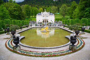 Almanya'da Ettal Abbey yakınındaki bir Schloss Linderhof Saray gibi.