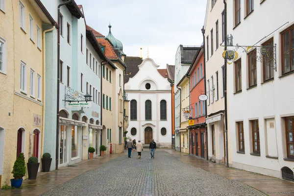 Pedestrian street in Fussen with typical bavarian buildings. — Stock Photo, Image